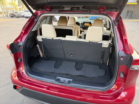 Used 2021 Toyota Highlander XLE image 22