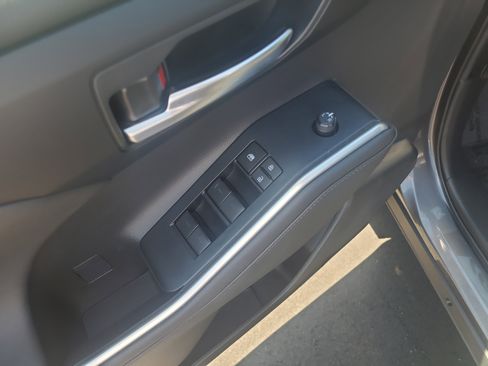 Used 2023 Toyota Highlander XLE AWD/4WD image 14