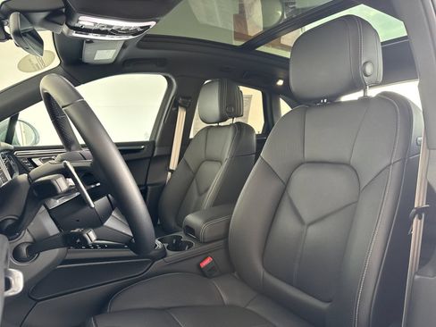 Certified 2025 Porsche Macan AWD/4WD image 5