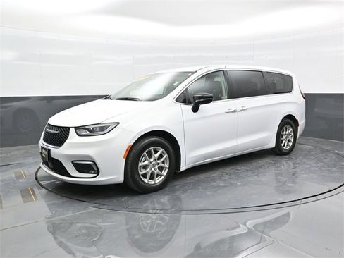 Used 2024 Chrysler Pacifica Touring-L image 3
