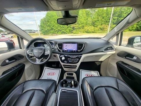 Used 2023 Chrysler Pacifica Touring-L FWD image 15