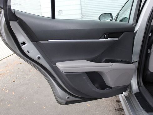 Used 2020 Toyota Camry SE w/ Sunroof Package image 8