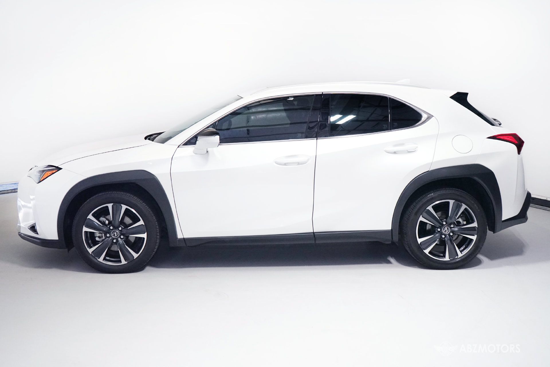 Used 2025 Lexus UX 300h FWD w/ Accessory Package (Z1) image 4