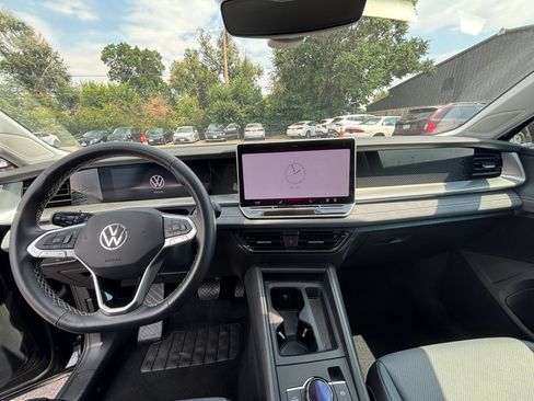 Used 2026 Volkswagen Tiguan SE AWD/4WD image 33