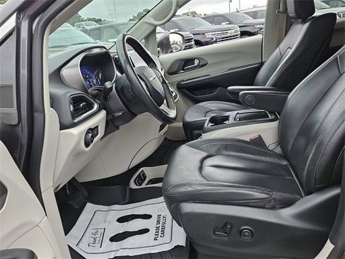 Used 2020 Chrysler Pacifica Touring-L Plus w/ Advanced Safetytec Group image 11