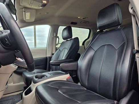 Certified 2023 Chrysler Pacifica Touring-L FWD image 25