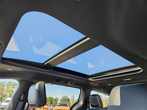 Used 2024 Chrysler Pacifica Limited w/ Uconnect Theater Family Group image 17