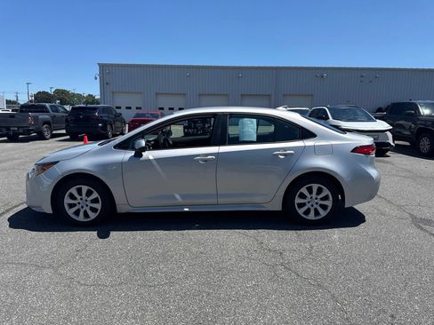 Used 2020 Toyota Corolla LE FWD image 2