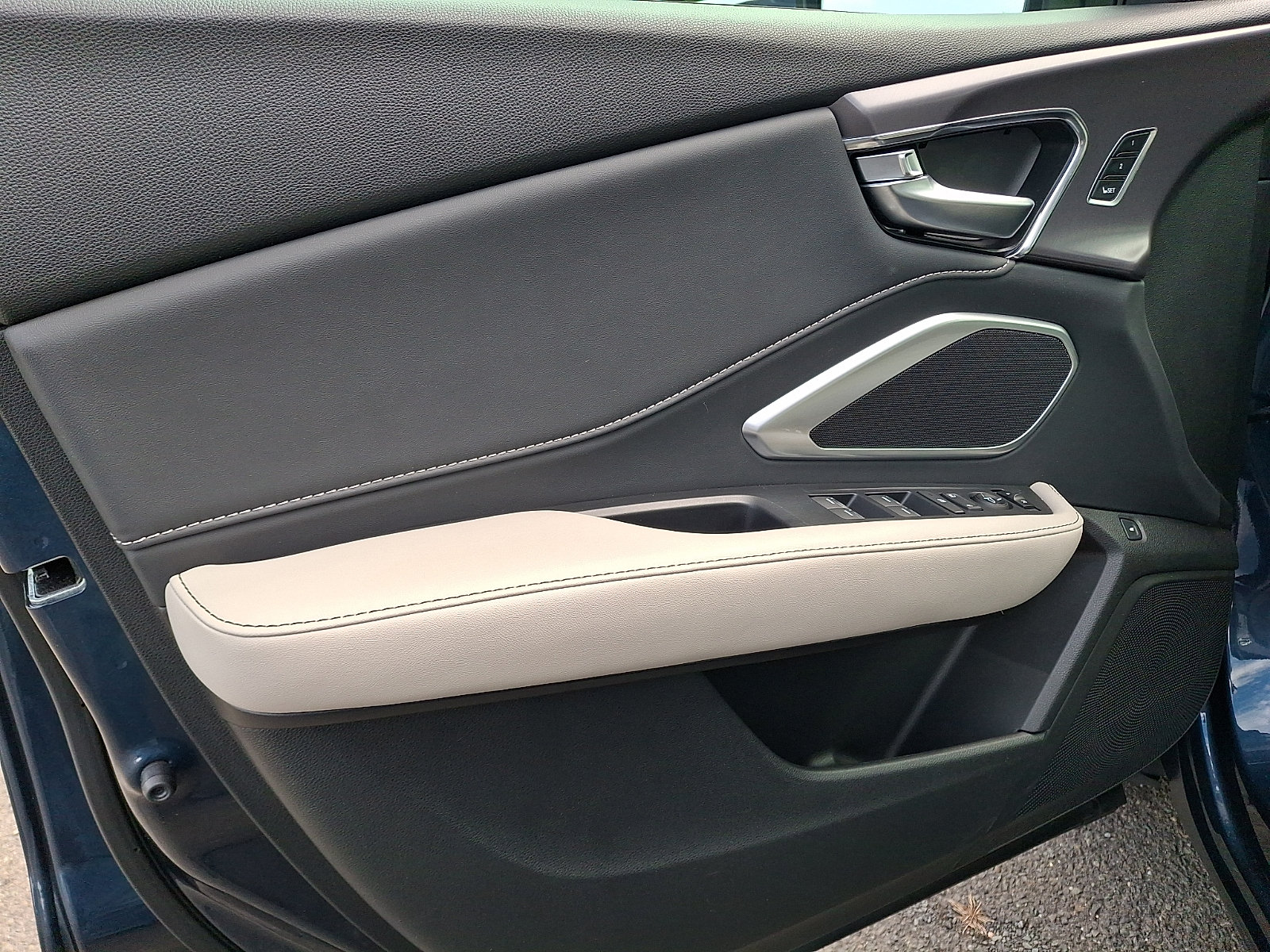 Certified 2025 Acura RDX SH-AWD image 12