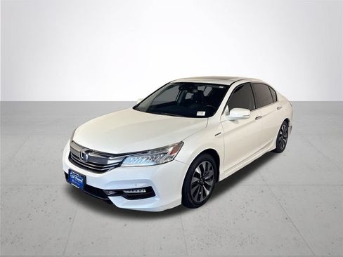 Used 2017 Honda Accord Touring image 2