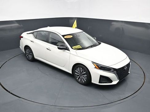 Used 2025 Nissan Altima 2.5 SV FWD image 32