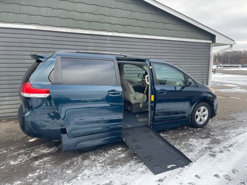 Used 2012 Toyota Sienna LE image 3