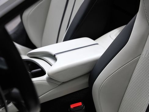 Used 2023 Aston Martin V8 Vantage Roadster RWD image 45