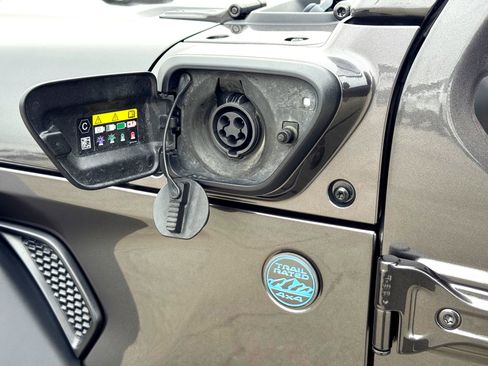 Used 2024 Jeep Wrangler Unlimited image 3