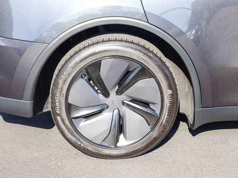 Used 2026 Tesla Model Y 2WD image 9