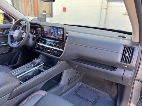 Used 2026 Nissan Pathfinder Platinum FWD image 15