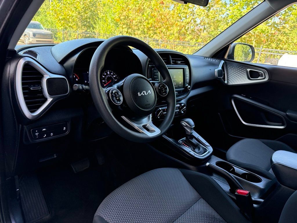 Used 2022 Kia Soul LX w/ Technology Package FWD image 9