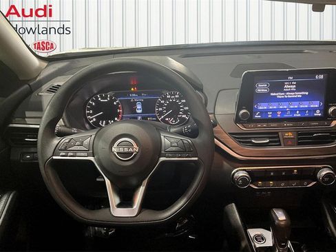 Used 2024 Nissan Altima 2.5 SV image 8