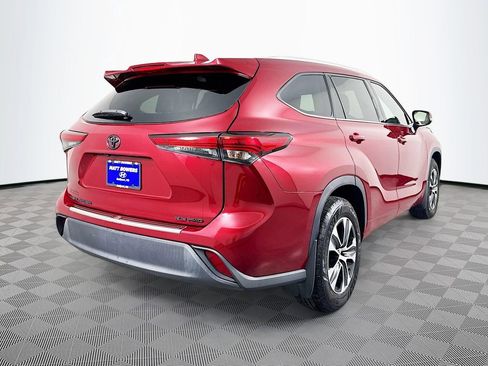 Used 2022 Toyota Highlander XLE image 5