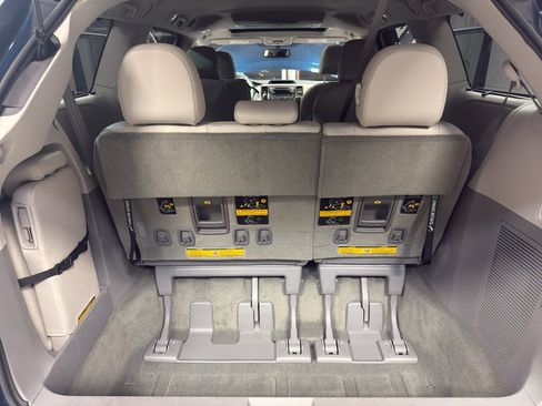 Used 2012 Toyota Sienna XLE w/ Entertainment Pkg FWD image 30