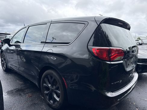 Used 2019 Chrysler Pacifica Touring Plus w/ S Appearance Package FWD image 7