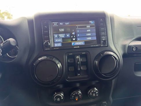Used 2017 Jeep Wrangler Unlimited Rubicon AWD/4WD image 11