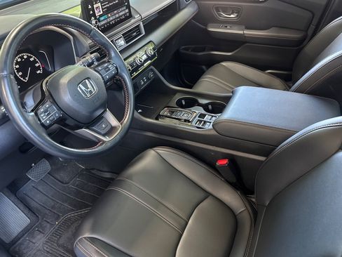 Used 2025 Honda Pilot TrailSport image 4