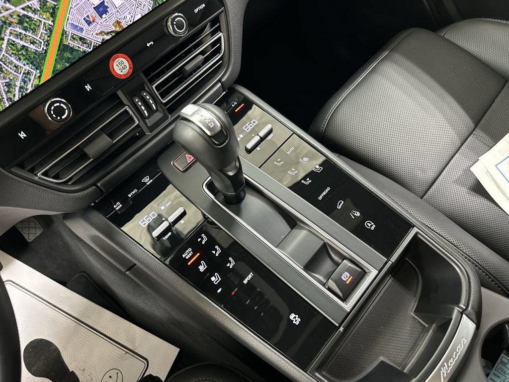 Certified 2026 Porsche Macan AWD/4WD image 18