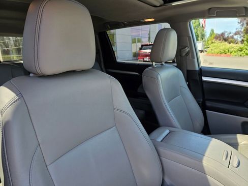 Used 2019 Toyota Highlander XLE AWD/4WD image 12