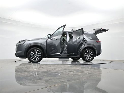 Used 2024 Nissan Pathfinder Platinum image 46