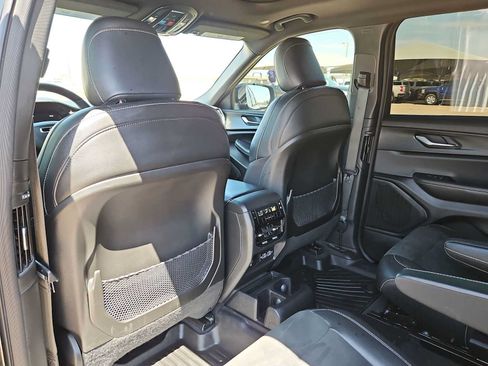 Used 2025 Jeep Grand Cherokee L Altitude AWD/4WD image 16
