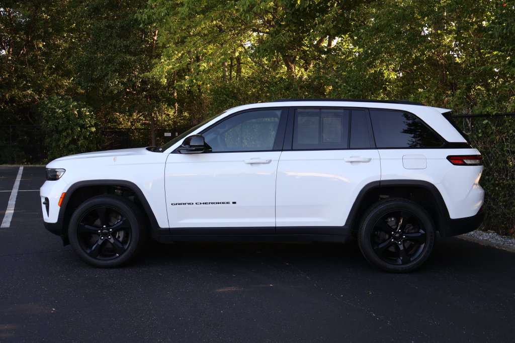 Used 2023 Jeep Grand Cherokee Altitude AWD/4WD image 4