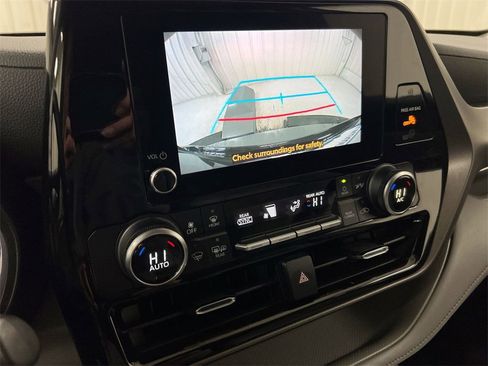 Used 2023 Toyota Highlander L image 14