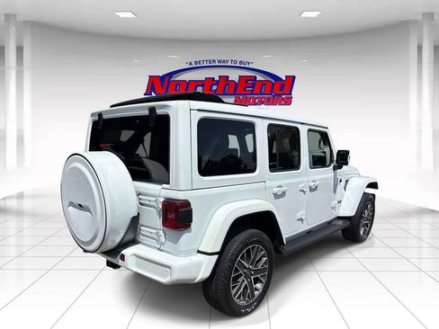 Used 2023 Jeep Wrangler Unlimited Sahara AWD/4WD image 3