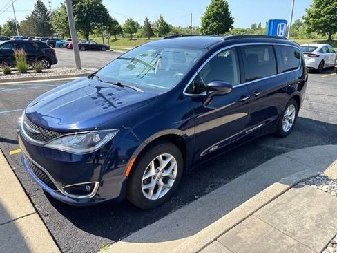 Used 2018 Chrysler Pacifica Touring Plus w/ Tire & Wheel Group FWD image 2