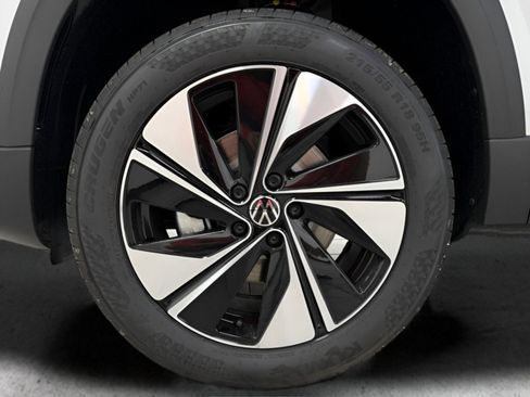 New 2025 Volkswagen Taos SE image 21