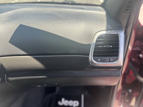 Used 2018 Jeep Grand Cherokee Laredo AWD/4WD image 27