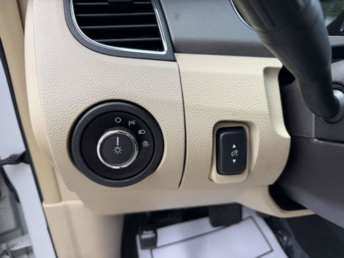Used 2018 Ford Taurus SE FWD image 11