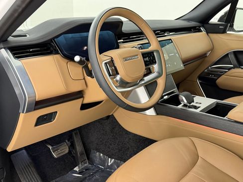 Used 2025 Land Rover Range Rover SE AWD/4WD image 4