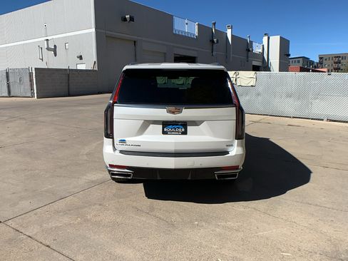 Used 2022 Cadillac Escalade Luxury image 4