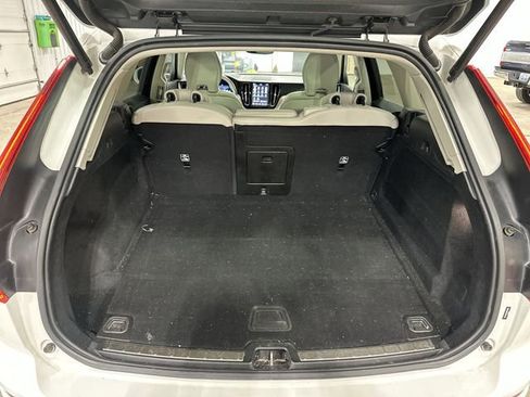 Used 2022 Volvo XC60 B5 Momentum image 25