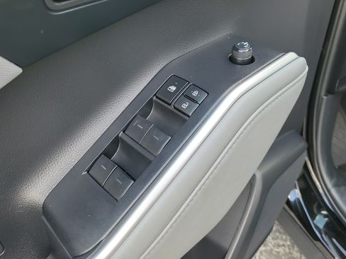 Used 2023 Toyota Highlander LE FWD image 19