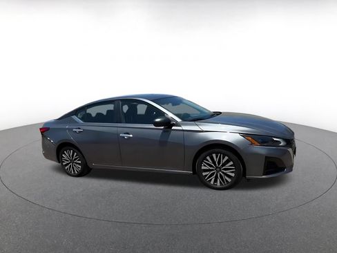 Used 2025 Nissan Altima 2.5 SV FWD image 2
