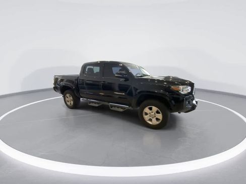 Used 2019 Toyota Tacoma TRD Sport image 2