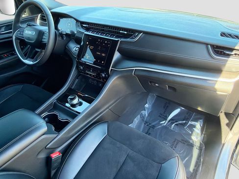 Used 2023 Jeep Grand Cherokee L Laredo image 13