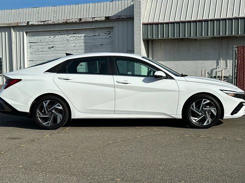 Used 2025 Hyundai Elantra Limited FWD image 3