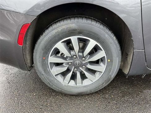 Used 2022 Chrysler Pacifica Touring-L w/ Uconnect Theater Family Group image 11