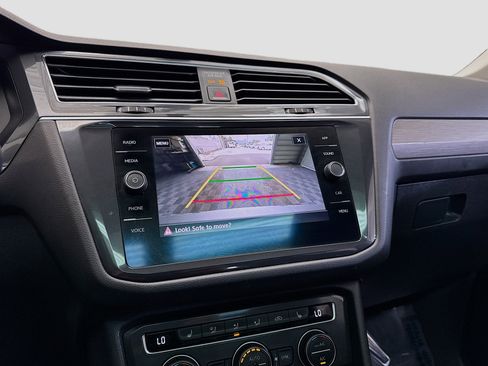 Used 2020 Volkswagen Tiguan SE w/ Panoramic Sunroof Package image 9