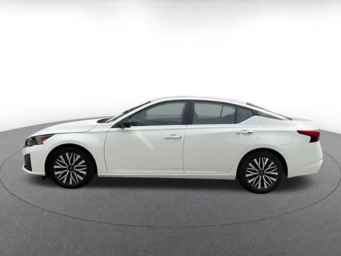 Used 2025 Nissan Altima 2.5 SV FWD image 9