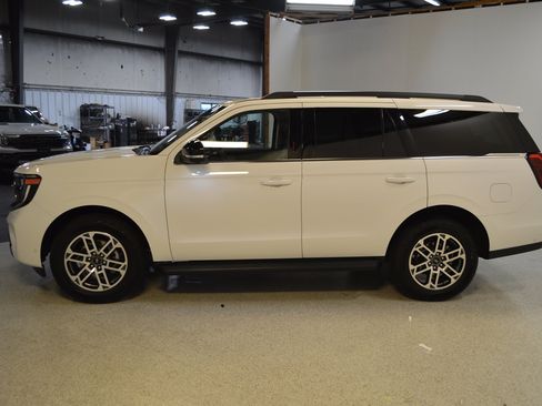 Used 2025 Ford Expedition Active AWD/4WD image 6
